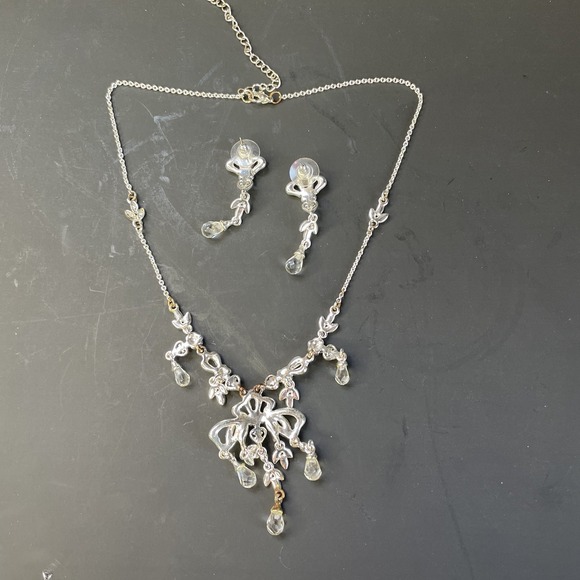 Things Remembered SilverTone Bow & Crystal Necklace Dangle Earrings Set‎ 16" - Picture 7 of 7
